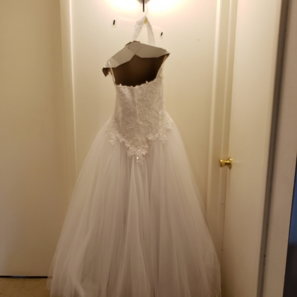 White wedding dress - Picture 2 of 6